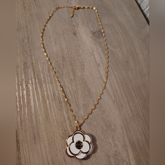 CHANEL Camellia Zipper Pull/18k Gold Necklace - Picture 5 of 6